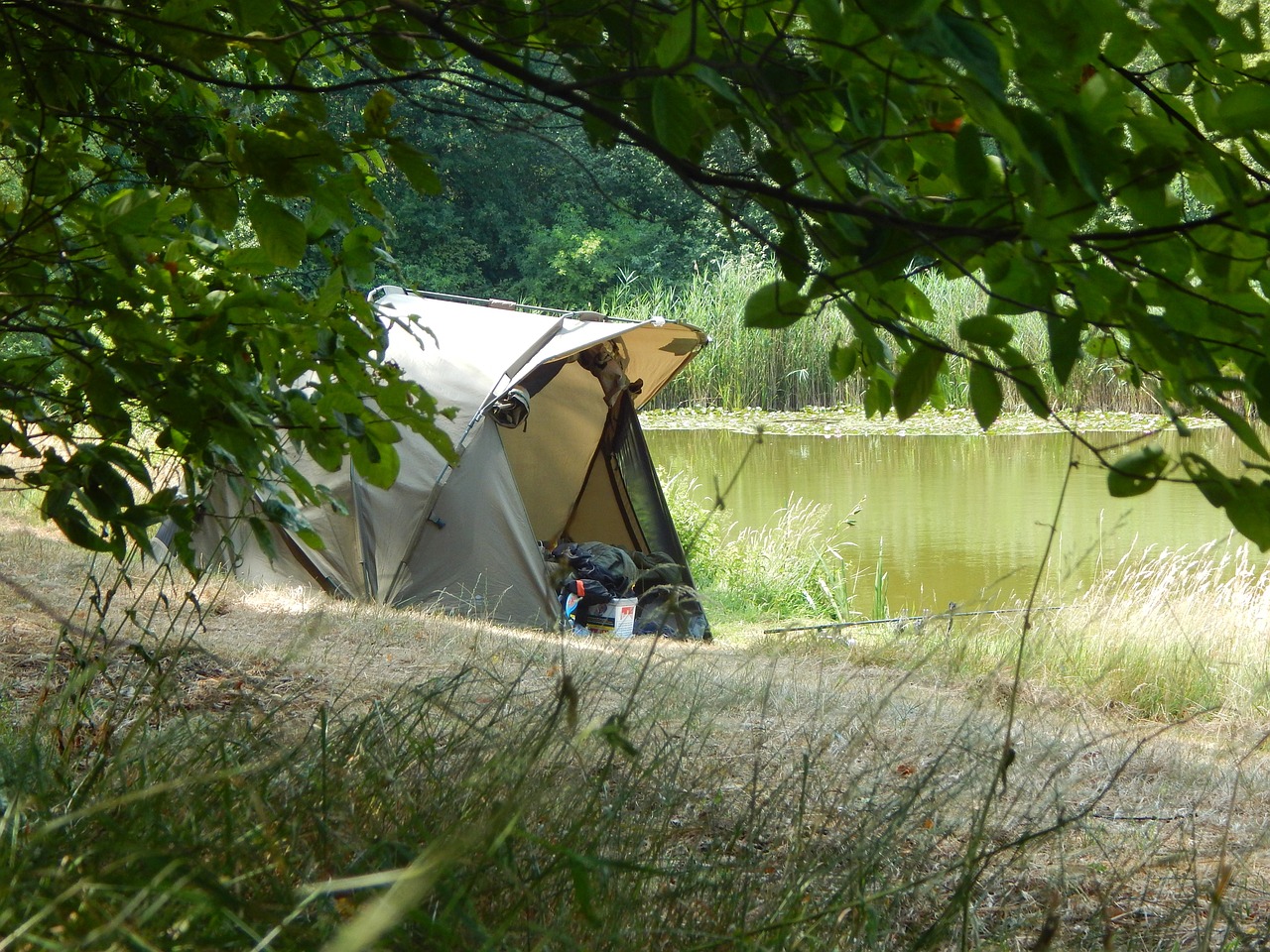 Tente sur le bord d'un lac