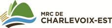 Logo de la MRC de Charlevoix-Est, représentant une montagne verte stylisée, une rivière bleue et des lignes brunes. Le texte « MRC de Charlevoix-Est » se trouve à droite.