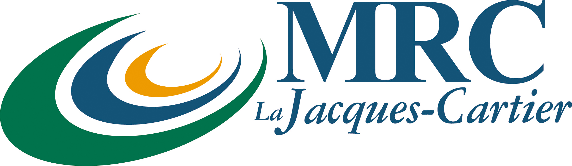 Logo de la MRC La Jacques-Cartier comportant des tourbillons stylisés en vert, bleu et jaune à côté du texte « MRC La Jacques-Cartier » en lettres bleues.
