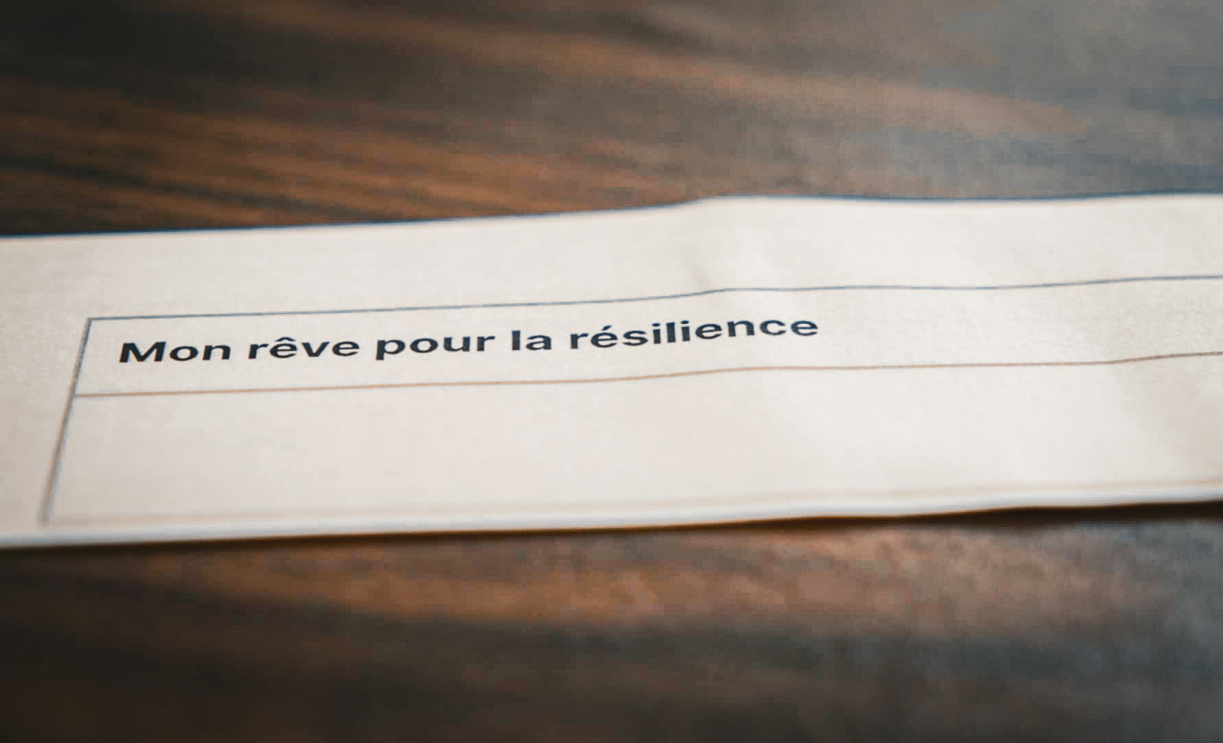 Un morceau de papier sur une surface en bois avec le texte français 