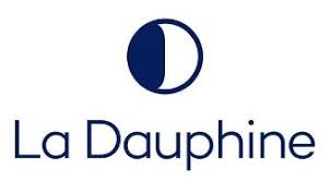 Logo de « La Dauphine » représentant une forme de croissant de lune stylisée dans un emblème bleu circulaire au-dessus du texte « La Dauphine » en lettres bleues sur fond blanc.