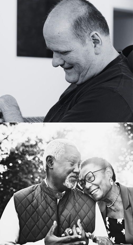 Image dédoublée : la partie supérieure montre un homme souriant et regardant vers le bas ; la partie inférieure montre un couple plus âgé à l'extérieur, se tenant par la main et souriant, la femme appuyant sa tête sur l'épaule de l'homme.