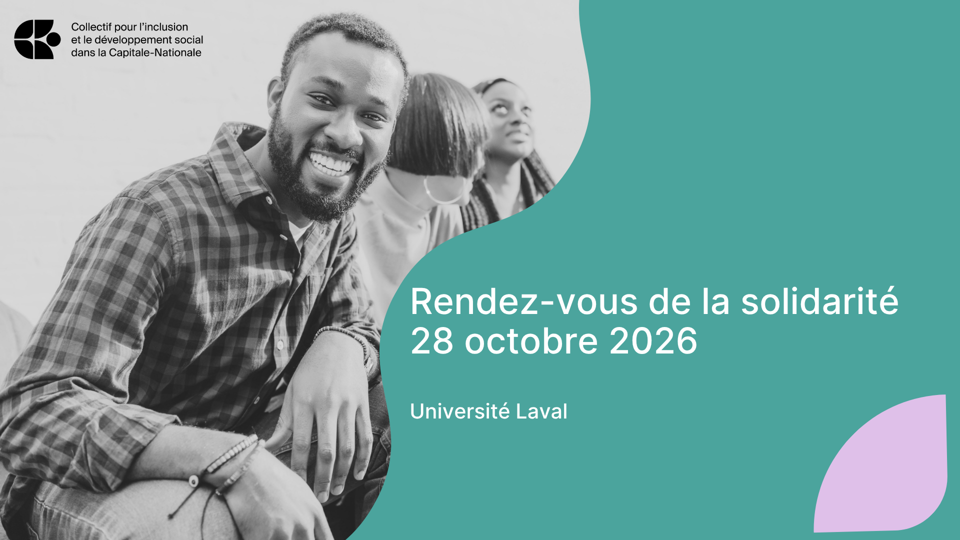 Un homme souriant est assis avec un groupe de personnes et regarde l'appareil photo. Le texte se lit comme suit : 